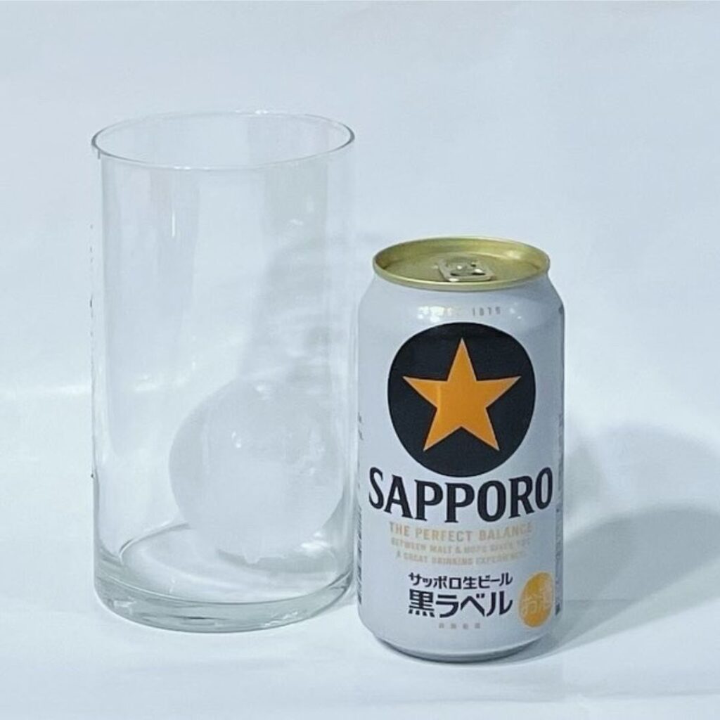 サッポロビール黒ラベル缶と、氷の入ったグラス。