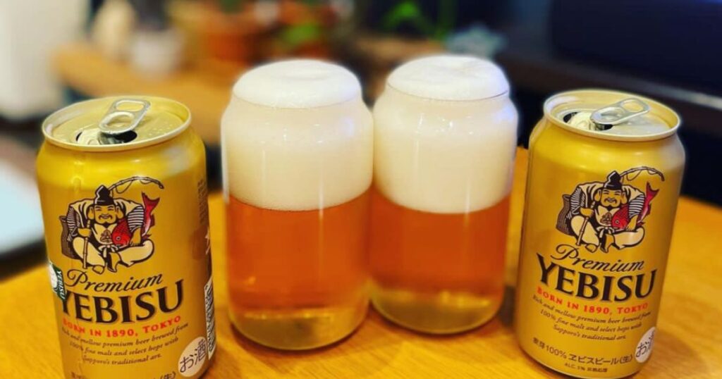 ヱビスビール缶2本とビールが注がれたグラス2つ。