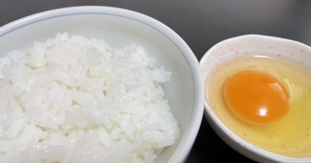 茶碗のご飯と、別皿の生卵。