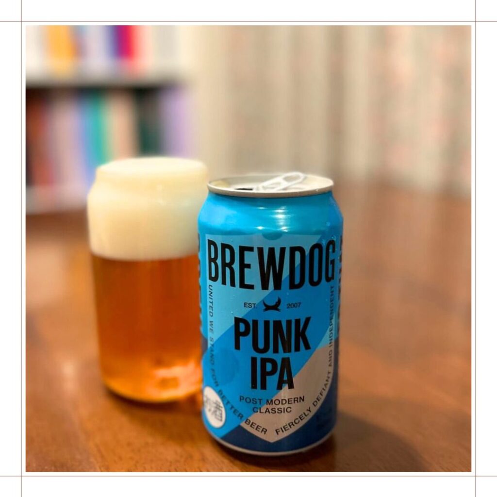 PUNK IPA缶と、側にはグラスに注がれたビール。