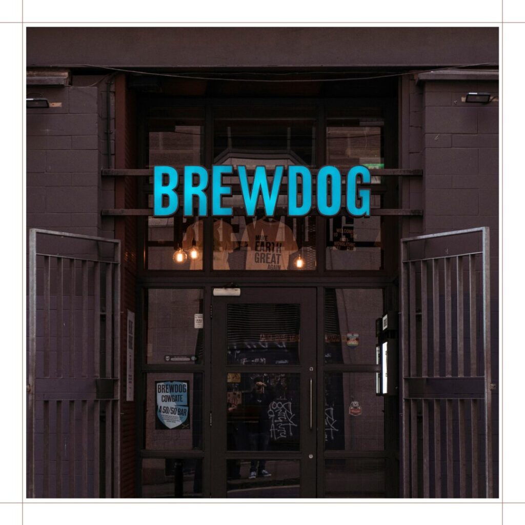 ブリュードッグ直営のバーの写真。入り口に光る BREWDOGのネオン。