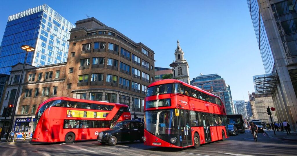 ロンドン中心部、２階建バスが走っている様子。