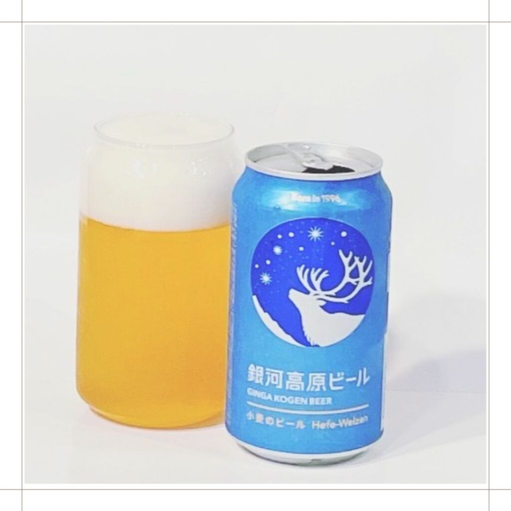 缶の形をしたおしゃれなグラスに注がれた銀河高原ビール。側には銀河高原ビールの缶。