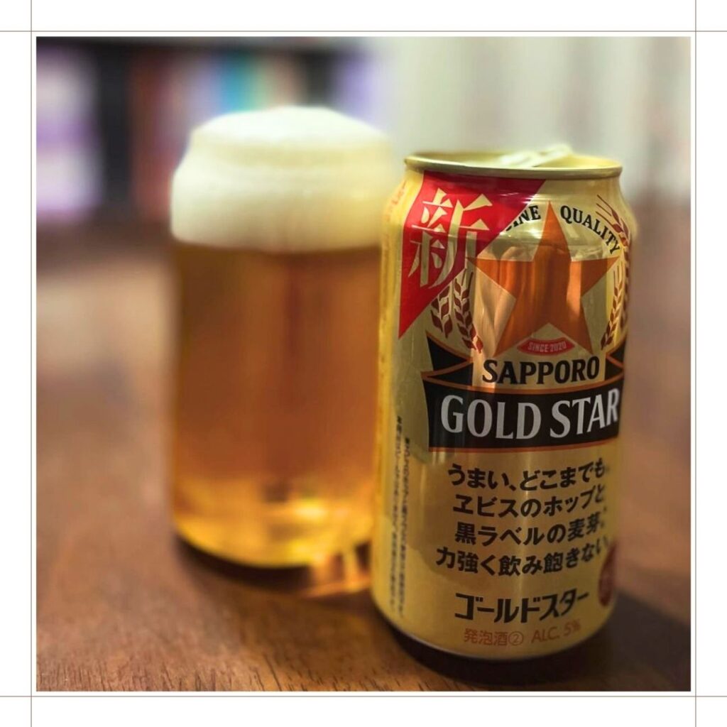 缶の形をしたおしゃれなグラスに注がれたビールと、側にサッポロゴールドスター350ml缶。