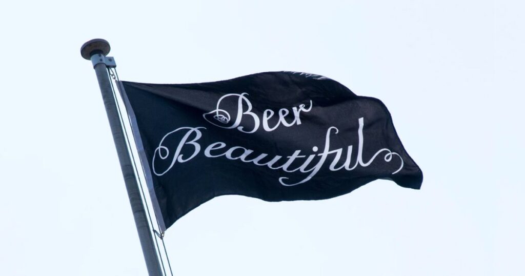 コエドビールのコンセプトである「Beer Beautiful」の文字の入った旗が風になびいている。
