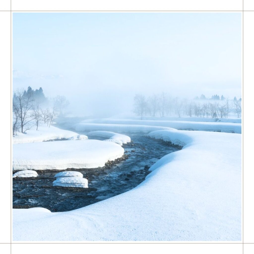 雪の積もる渓流の画像。
買わんも水は静かに流れている。