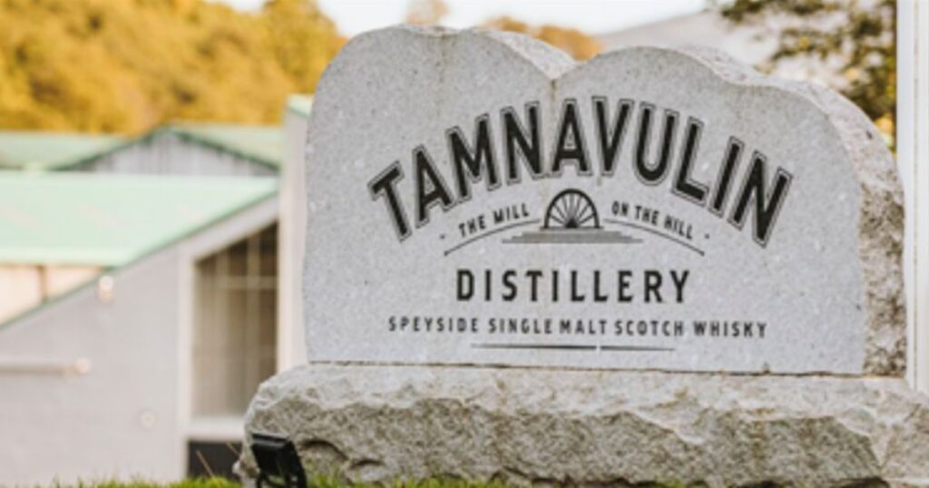 タムナヴーリン蒸留所の看板。
 TAMNAVULIN DISTILLERY のロゴが見える。