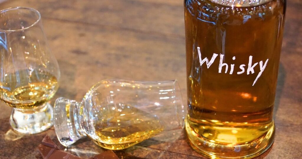 銘柄不明で「Whisky」と書かれたボトルと、ウイスキーが注がれたテイスティンググラスが２つ。