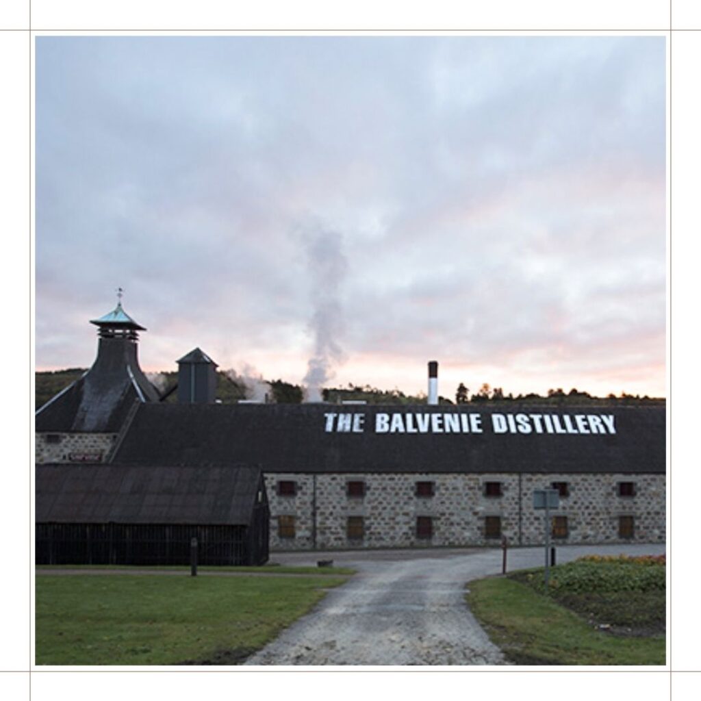 バルヴェニー蒸留所の外観。
建物の屋根に「THE BALVENIE DISTILLERY」のロゴが見える。